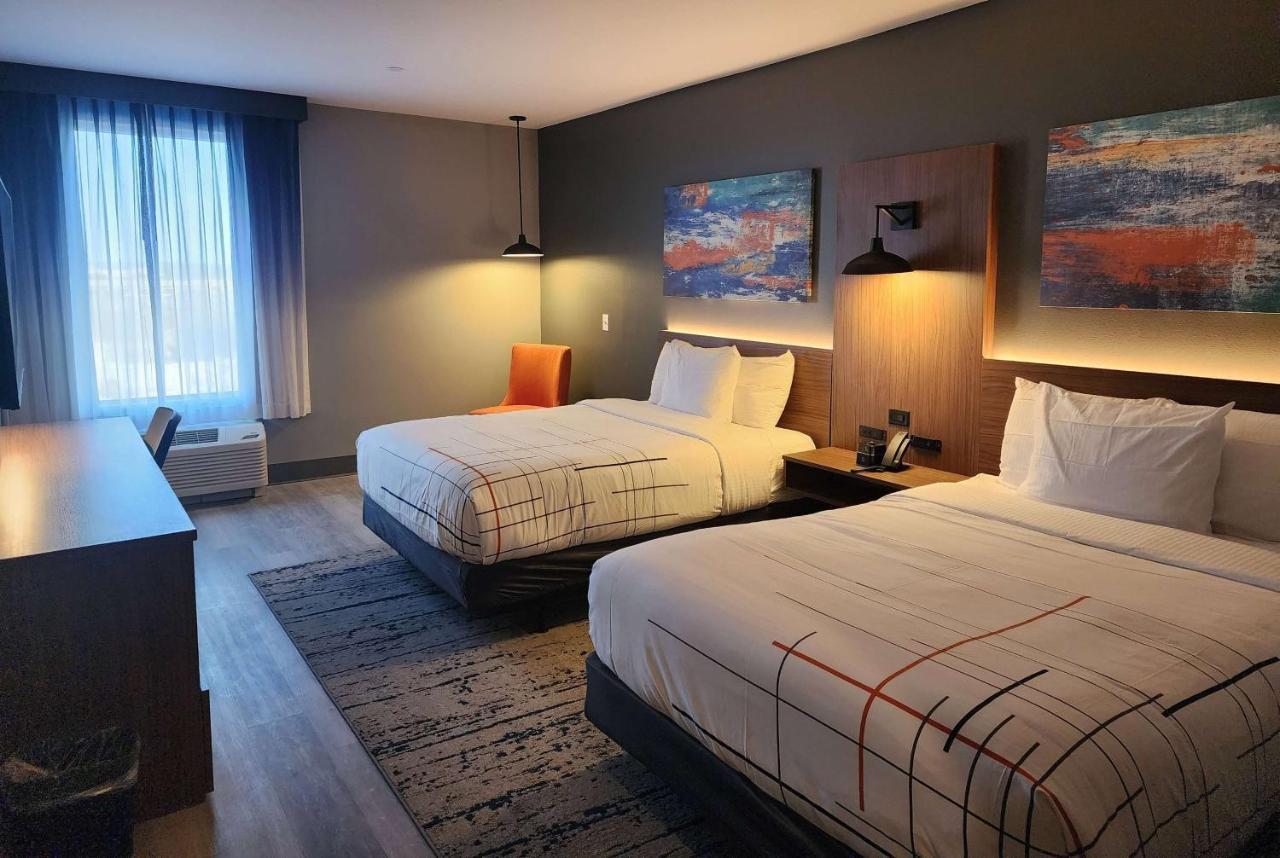 La Quinta Inn & Suites By Wyndham Del Rio Bagian luar foto