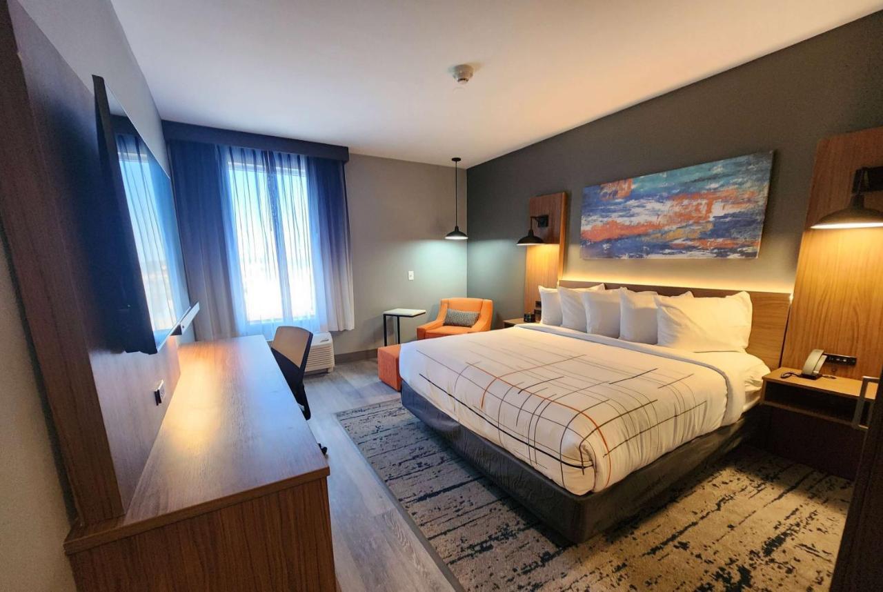 La Quinta Inn & Suites By Wyndham Del Rio Bagian luar foto