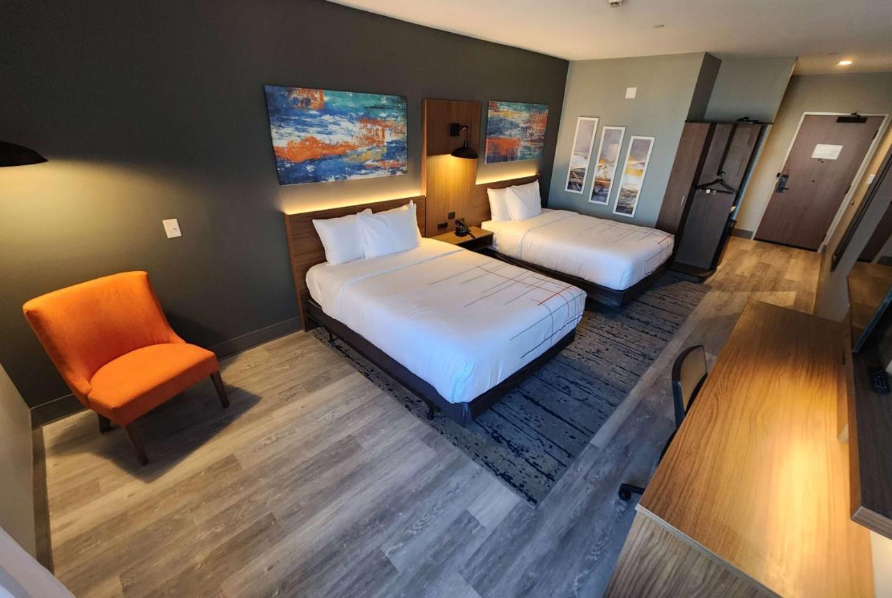 La Quinta Inn & Suites By Wyndham Del Rio Bagian luar foto