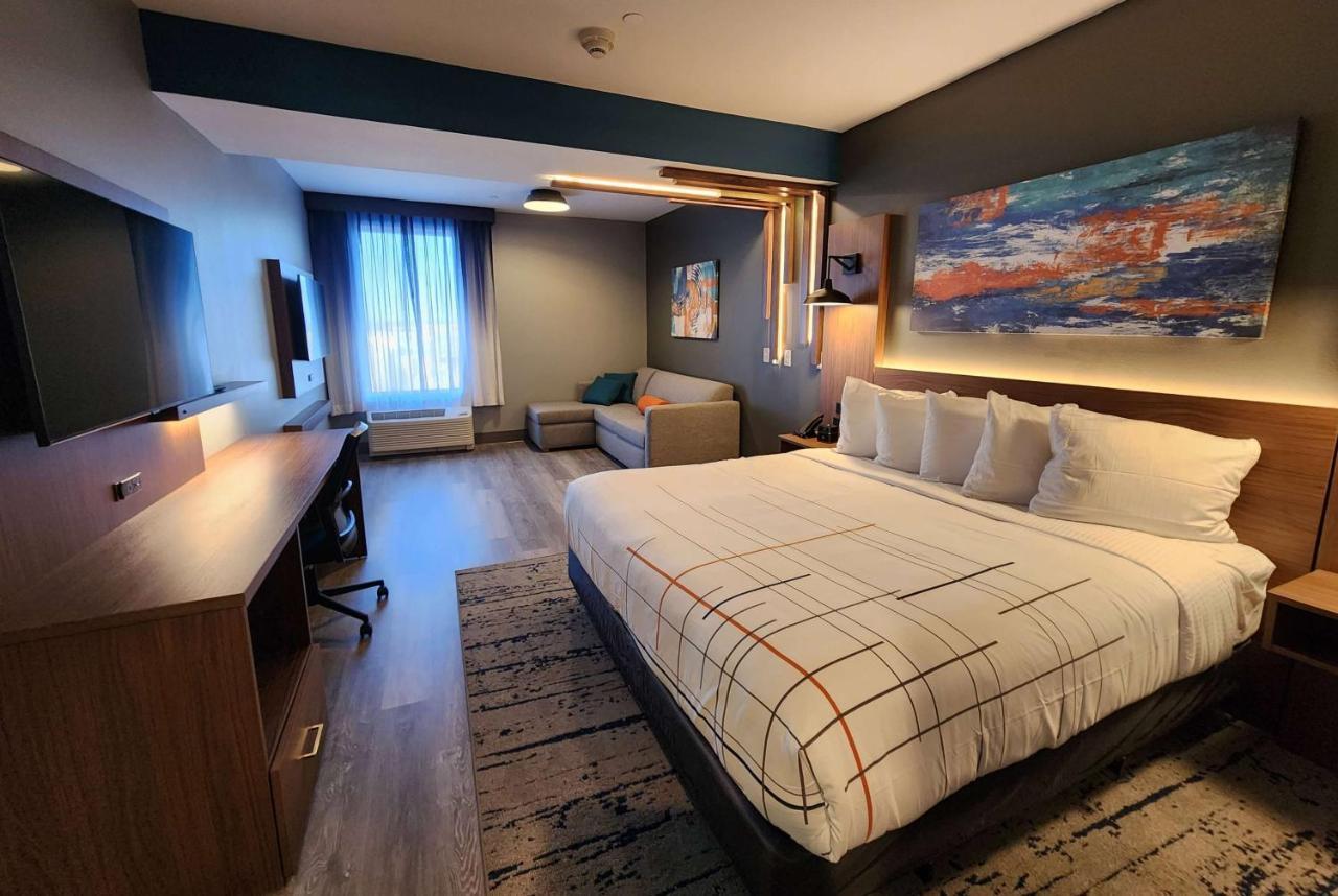 La Quinta Inn & Suites By Wyndham Del Rio Bagian luar foto