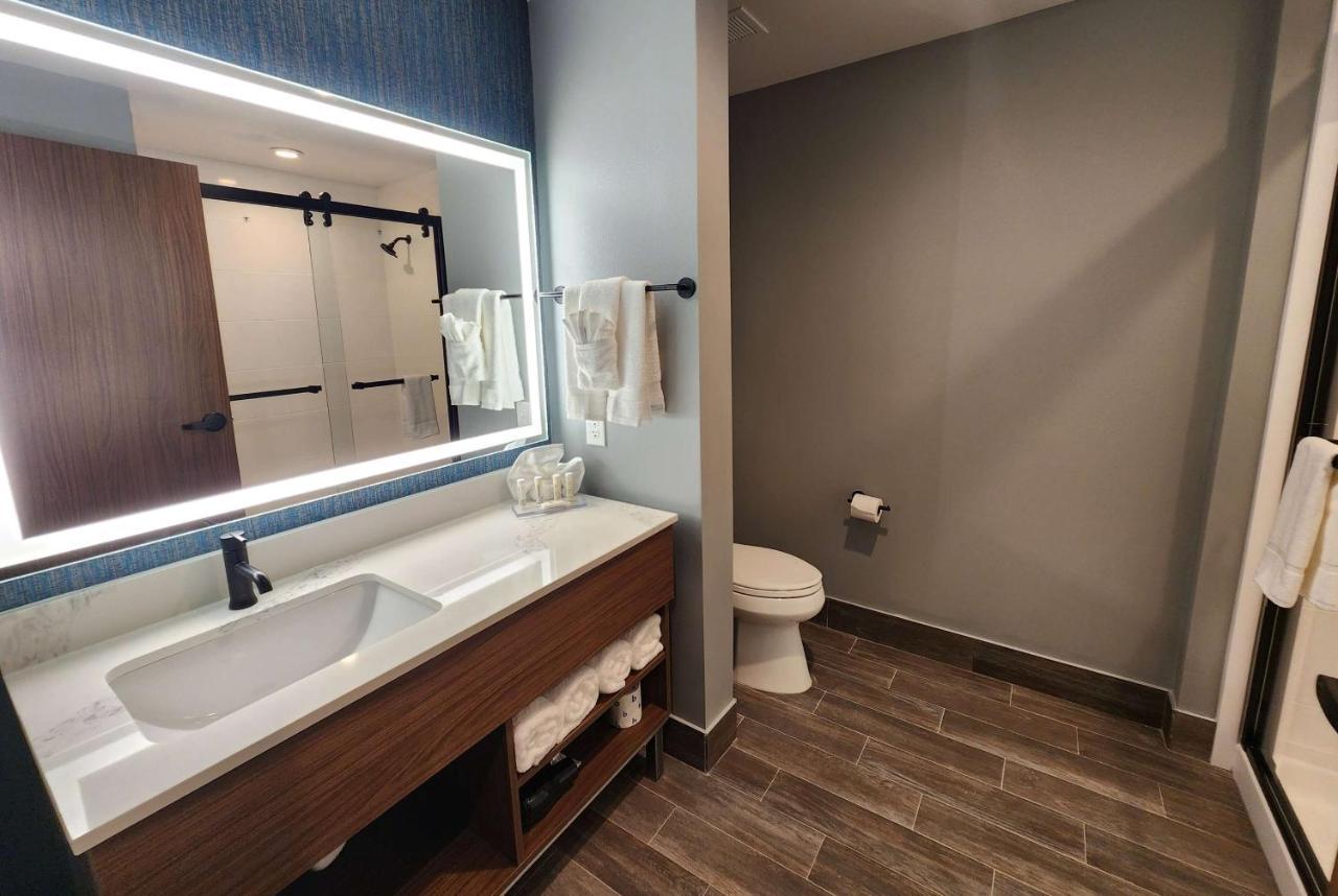 La Quinta Inn & Suites By Wyndham Del Rio Bagian luar foto