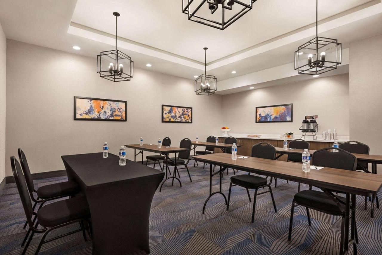 La Quinta Inn & Suites By Wyndham Del Rio Bagian luar foto