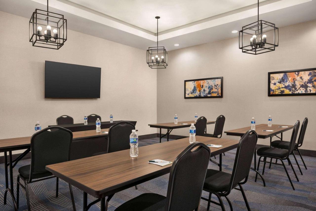La Quinta Inn & Suites By Wyndham Del Rio Bagian luar foto