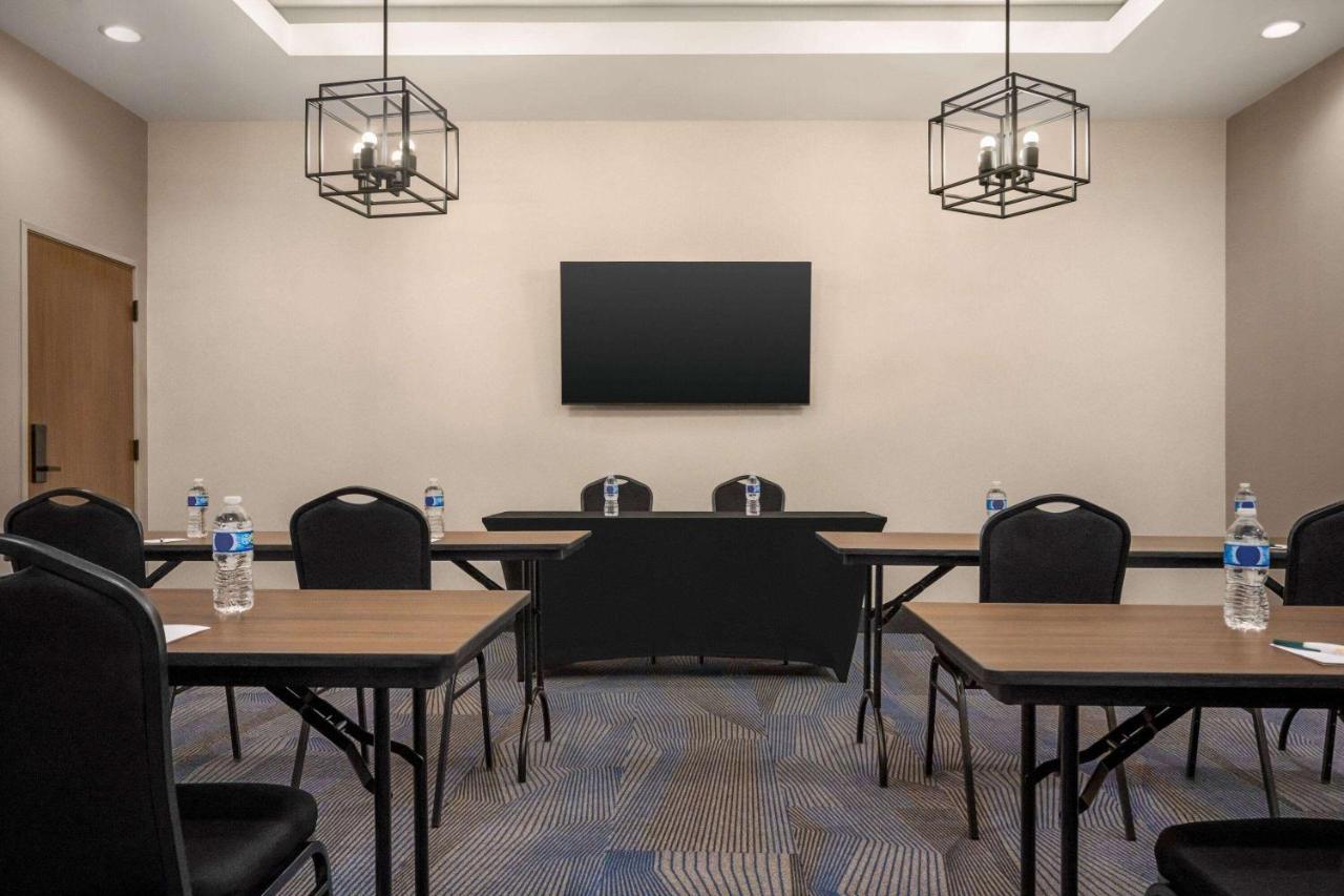 La Quinta Inn & Suites By Wyndham Del Rio Bagian luar foto