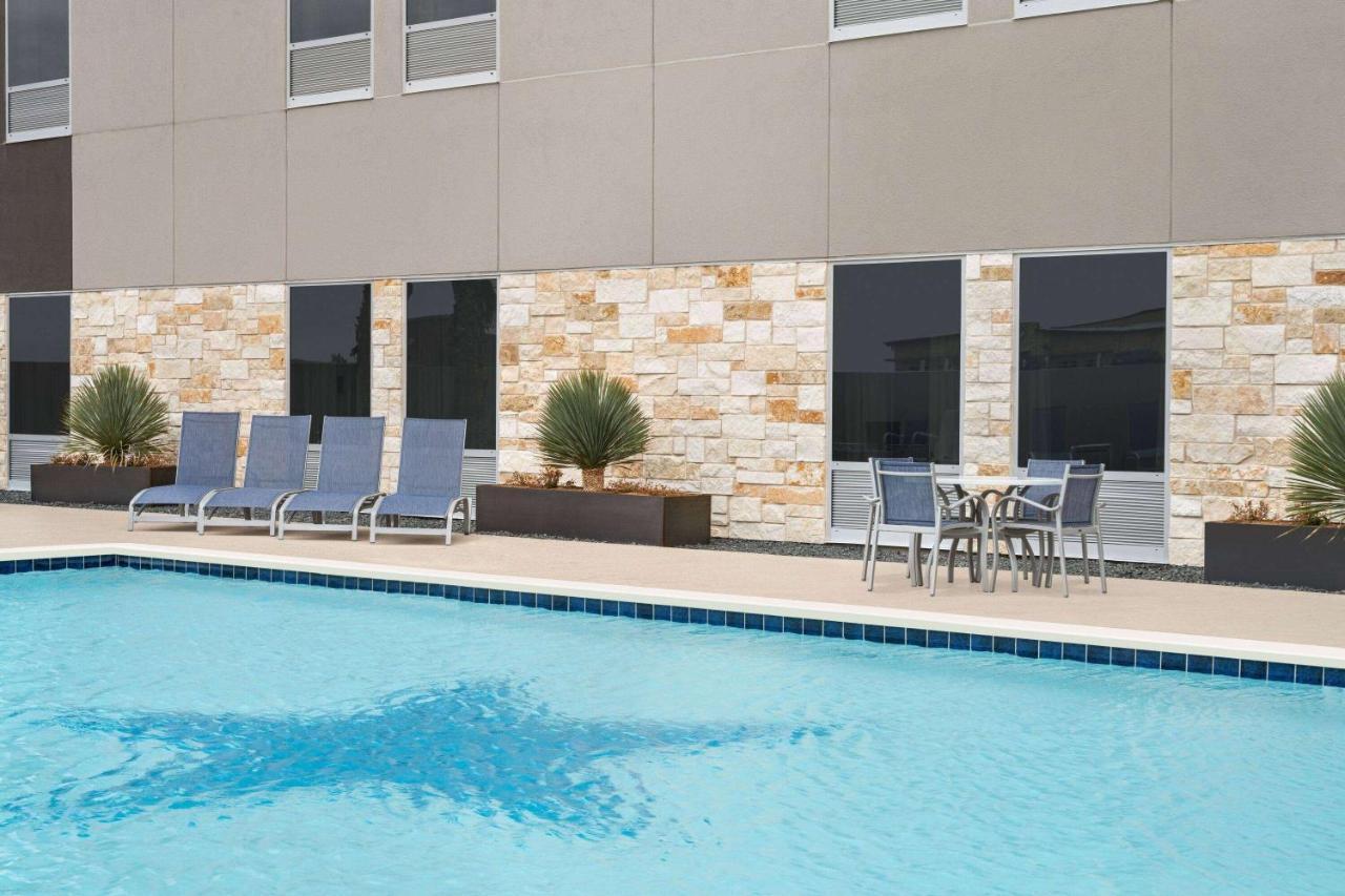 La Quinta Inn & Suites By Wyndham Del Rio Bagian luar foto