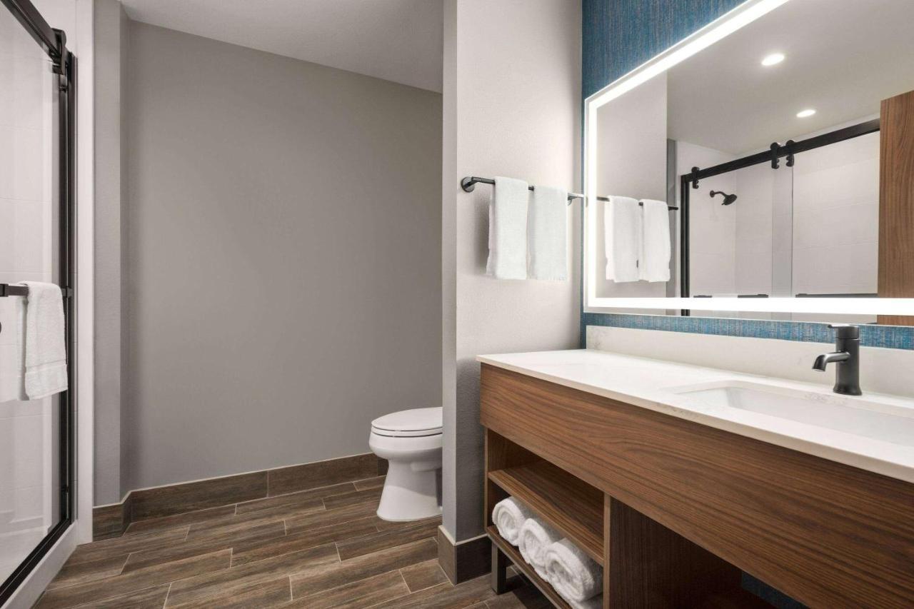La Quinta Inn & Suites By Wyndham Del Rio Bagian luar foto