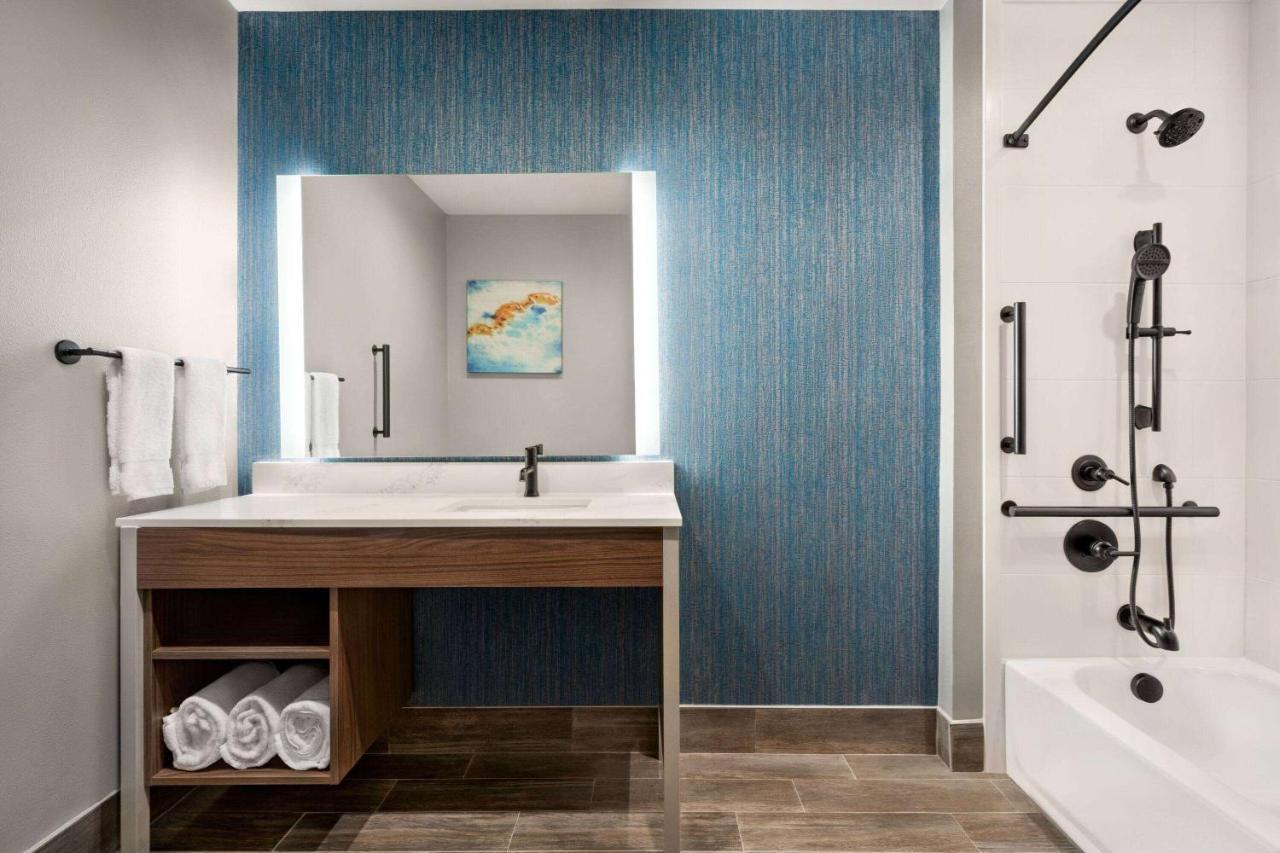 La Quinta Inn & Suites By Wyndham Del Rio Bagian luar foto