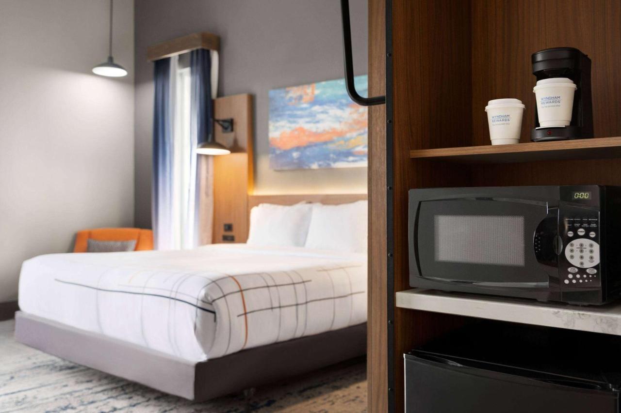La Quinta Inn & Suites By Wyndham Del Rio Bagian luar foto