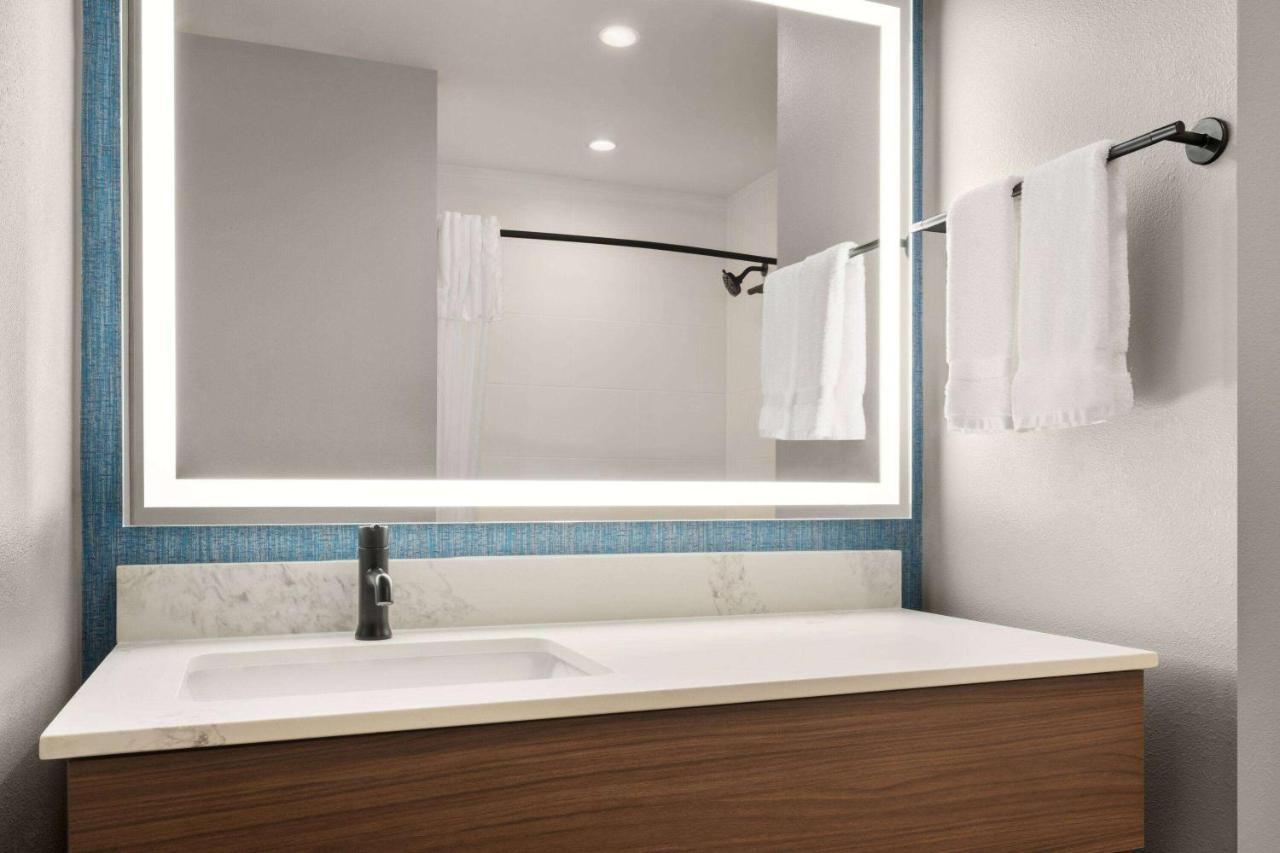 La Quinta Inn & Suites By Wyndham Del Rio Bagian luar foto