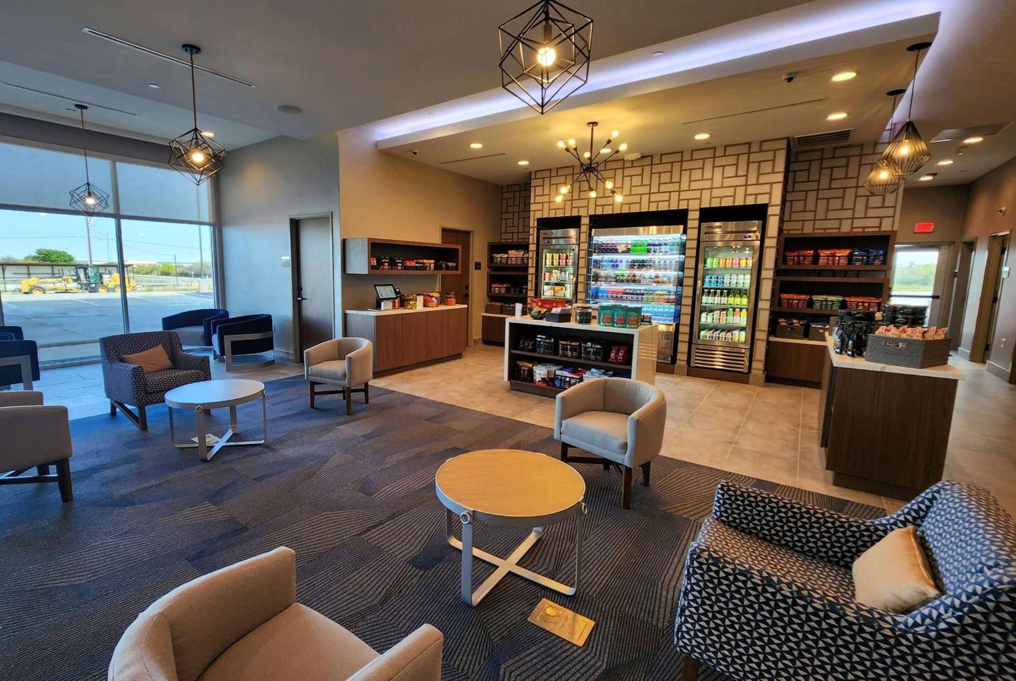 La Quinta Inn & Suites By Wyndham Del Rio Bagian luar foto